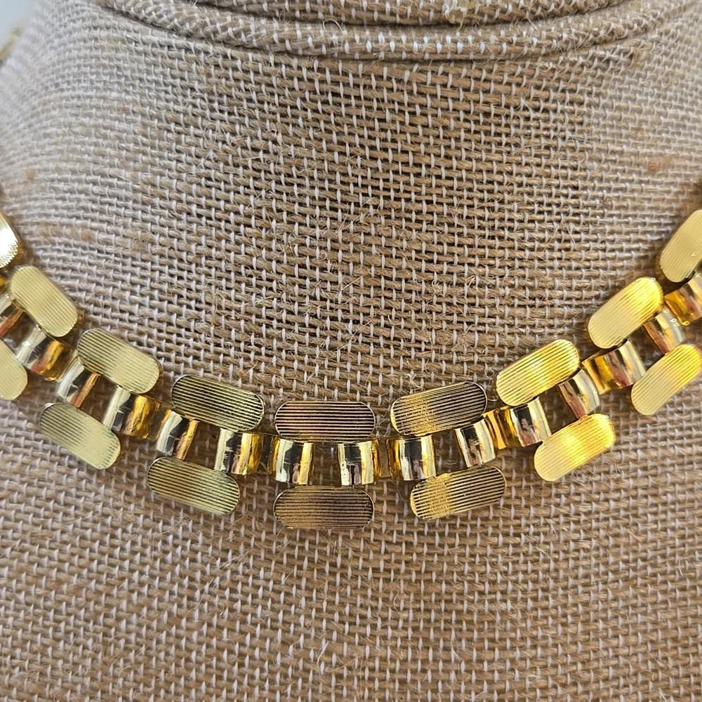 Vintage Unsigned Gold-tone Metallic Choker - Picture 6 of 10